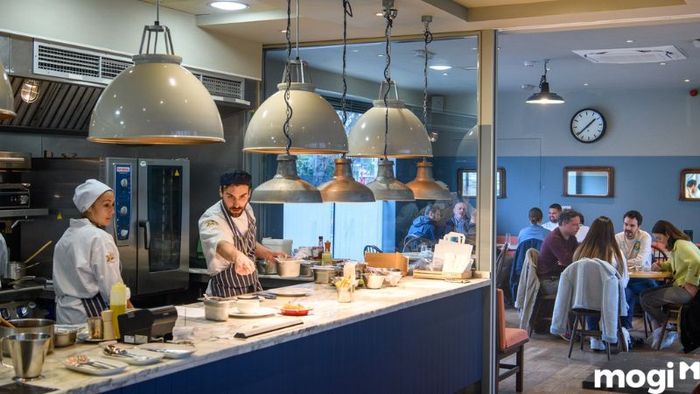 show kitchen là mô hình bếp mở nơi thực khách có thể chứng kiến trực tiếp quy trình chế biến món ăn, tạo ra sự kết nối thú vị giữa thực khách và đầu bếp