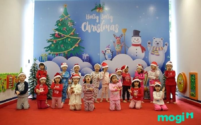 Kết hợp trang trí Noel cho lớp học với các trò chơi sáng tạo để tạo không khí vui tươi, bổ ích cho các bé.