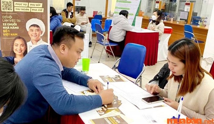 Hãy đọc thật kỹ các chính sách của công ty để hiểu rõ về quyền lợi và trách nhiệm của mình.
