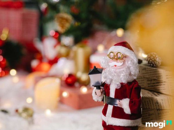 Trang trí Noel tại nhà giúp mang lại không khí ấm áp và vui vẻ cho mùa lễ hội. Bạn có thể thử nghiệm nhiều phong cách trang trí để tạo ra một không gian sống tràn ngập màu sắc và niềm vui cho gia đình và bạn bè.