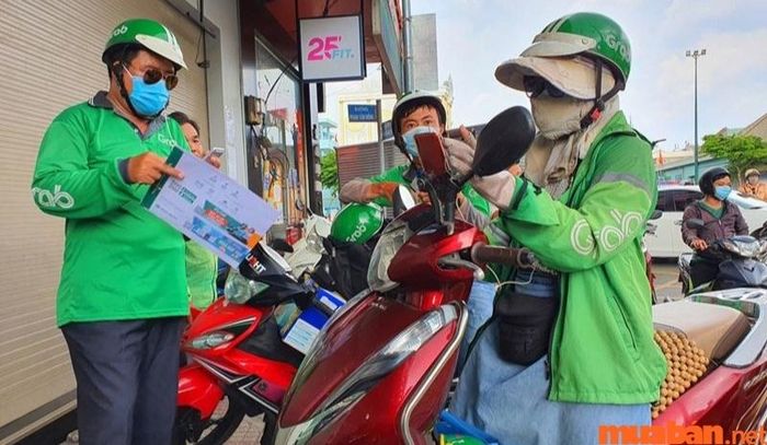 Làm thời vụ Tết là gì - Công việc shipper vào dịp Tết rất bận rộn