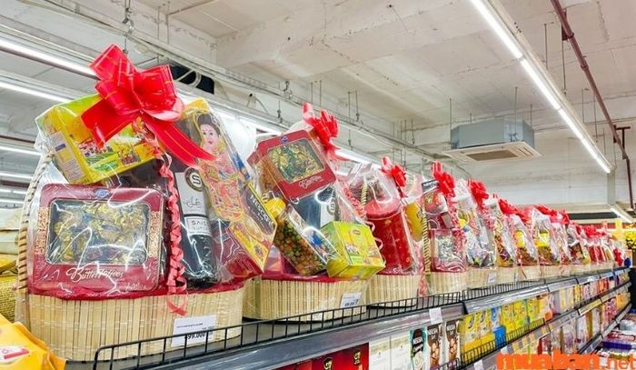 Công việc đóng gói quà Tết tại các cửa hàng tạp hóa là cơ hội tốt để bạn tham gia vào một công việc mang tính chất thủ công chính xác trong mùa Tết này.