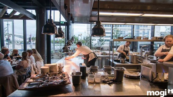 show kitchen là mô hình bếp mở cho phép khách hàng xem trực tiếp quá trình chế biến món ăn
