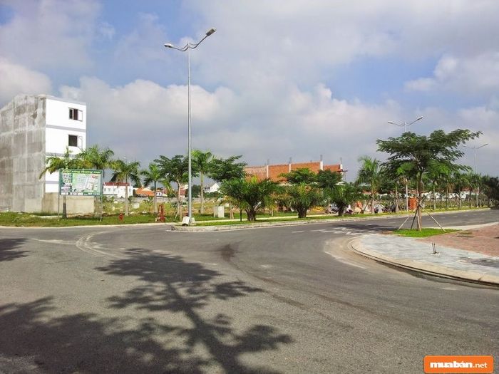 Bình Chánh là khu vực đông dân cư, dẫn đến nhu cầu về nhà ở tại đây rất lớn.