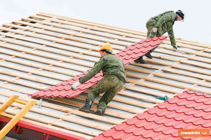 Quy trình lợp tôn giả ngói khá dễ dàng và đơn giản để thực hiện.