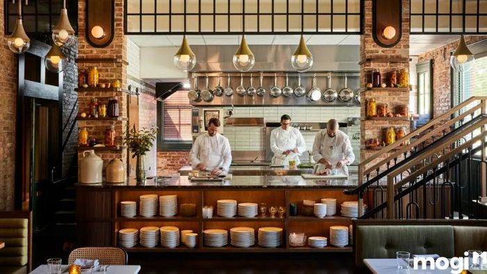 show kitchen là mô hình giúp tiết kiệm chi phí và tăng cường sự tương tác trực tiếp giữa khách hàng và đầu bếp, mang lại trải nghiệm mới mẻ cho thực khách