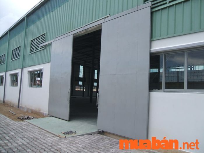 Mẫu nhà xưởng đơn giản nhiều cửa sổ thông thoáng