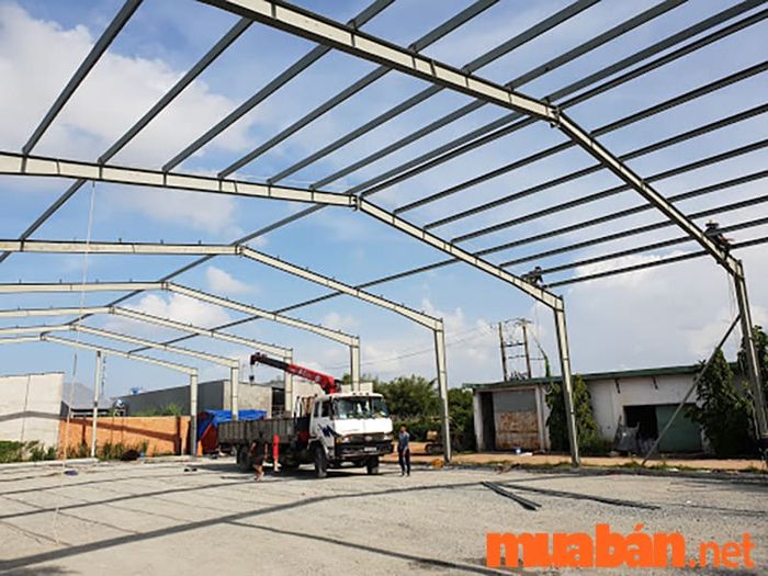 Mẫu nhà xưởng đơn giản mái trong suốt