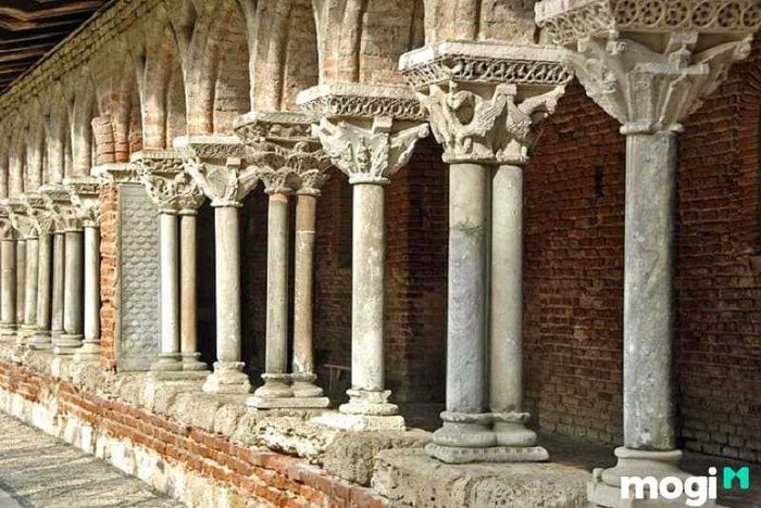 Buttresses không chỉ có chức năng nâng đỡ mà còn được dùng để trang trí và tạo điểm nhấn cho các công trình xây dựng.