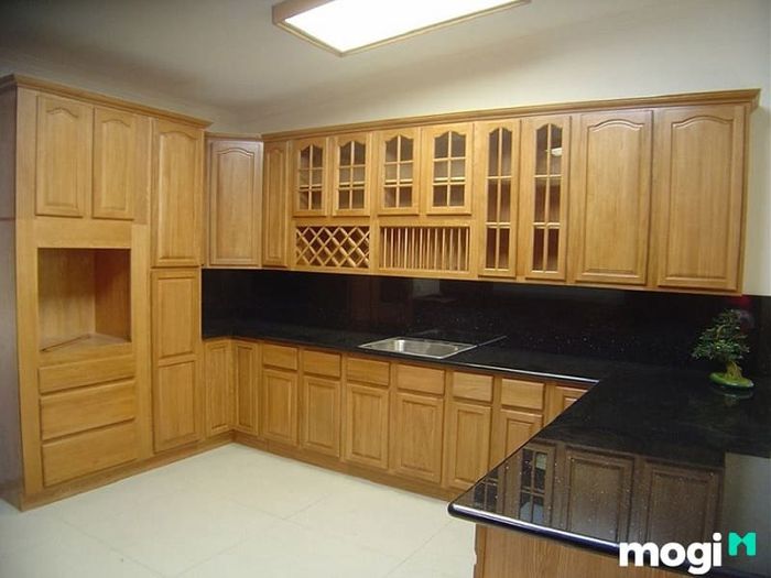 Mẫu tủ bếp thiết kế từ gỗ dổi