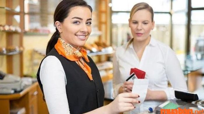 Nhân viên thu ngân là người thực hiện công việc thanh toán trực tiếp cho khách hàng tại quầy thu ngân.