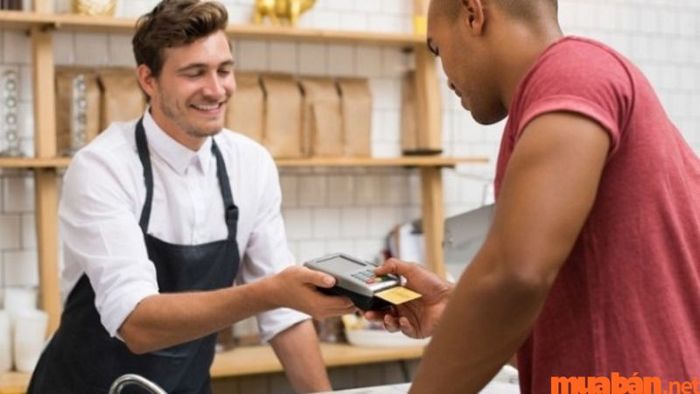 Khách hàng thực hiện thanh toán bằng thẻ tín dụng