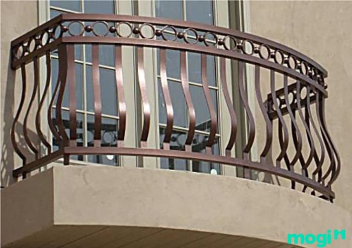 Mẫu nhà kính 1 tầng đẹp kết hợp với ban công kiểu Pháp tạo nên vẻ đẹp sang trọng
