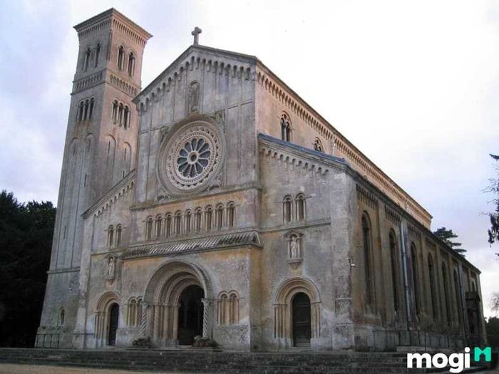 Nhà thờ là công trình tiêu biểu nhất để thể hiện phong cách kiến trúc Romanesque.