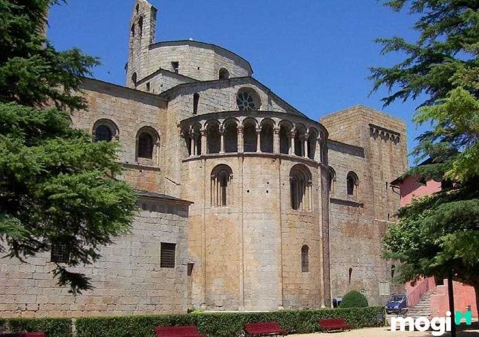 Hầu hết các vòm và cửa sổ trong kiến trúc Romanesque đều có hình bán nguyệt đặc trưng.