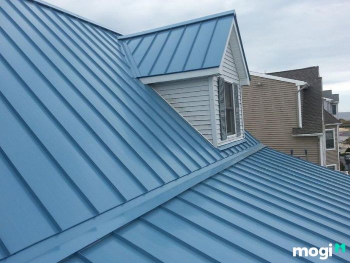 Tôn lạnh là vật liệu xây dựng phổ biến, được mạ nhôm kẽm để gia tăng độ bền và khả năng chống ăn mòn.