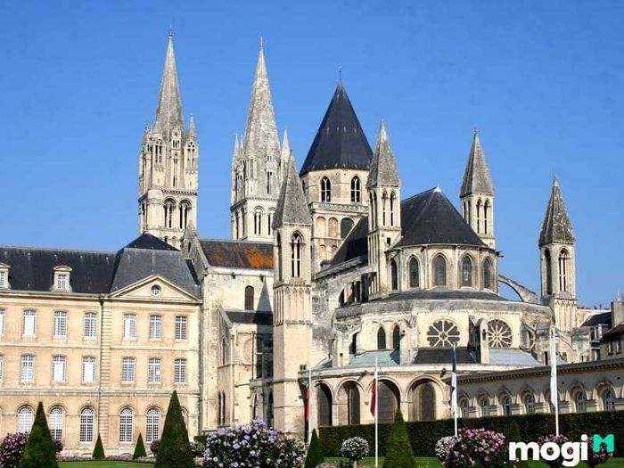Tháp nhọn là một trong những điểm nổi bật của kiến trúc Romanesque, xuất hiện thường xuyên trong các công trình tôn giáo và phong cách cổ điển.