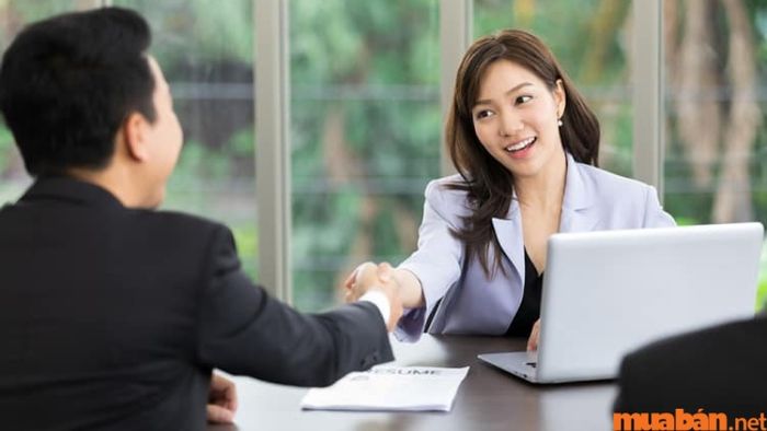 Cách bạn giới thiệu về bản thân sẽ giúp nhà tuyển dụng có cái nhìn tổng quan về tính cách và sự phù hợp của bạn với công việc.
