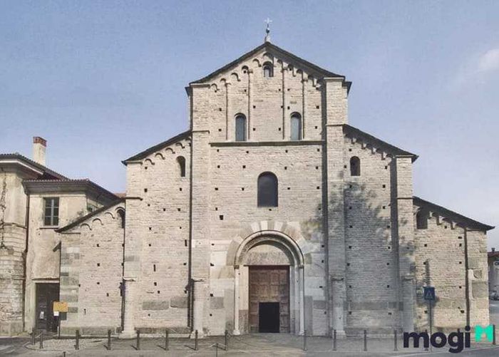 Vào thế kỷ XI và XII, kiến trúc Romanesque bắt đầu xuất hiện.