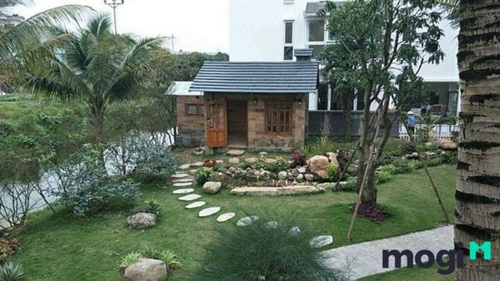 Ngôi nhà nhỏ nằm ngoài sân vườn, mang đến một không gian riêng biệt và độc đáo.