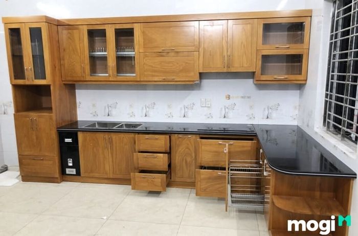Tủ bếp làm từ gỗ dổi phù hợp với nhiều phong cách thiết kế khác nhau