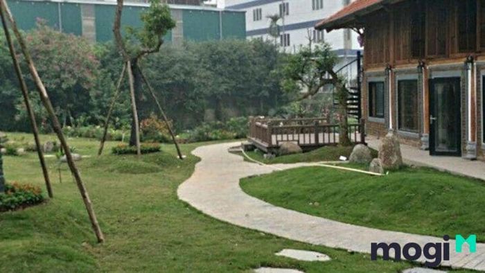 Khuôn viên rộng lớn được thiết kế theo phong cách non bộ, tạo nên một không gian xanh mát và thư giãn.