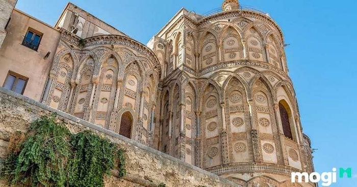 Những đường nét họa tiết và điêu khắc trong kiến trúc Romanesque rất phong phú, thường xuyên được biến hóa để tạo ra sự sống động trong không gian.
