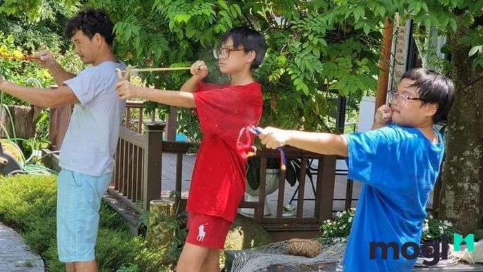 Xuân Bắc tạo ra một không gian vui chơi tuyệt vời cho các con trai của mình, gắn kết gia đình.