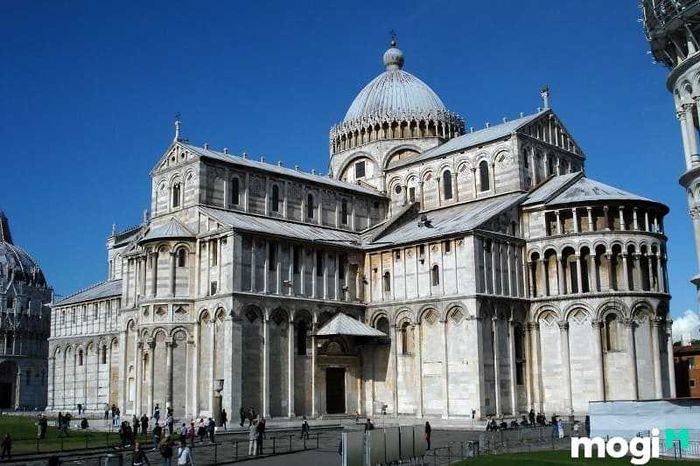 Trong kiến trúc Romanesque, kỹ thuật xây dựng là một yếu tố rất đặc biệt và quan trọng, giúp tạo nên sự vững chắc cho công trình.