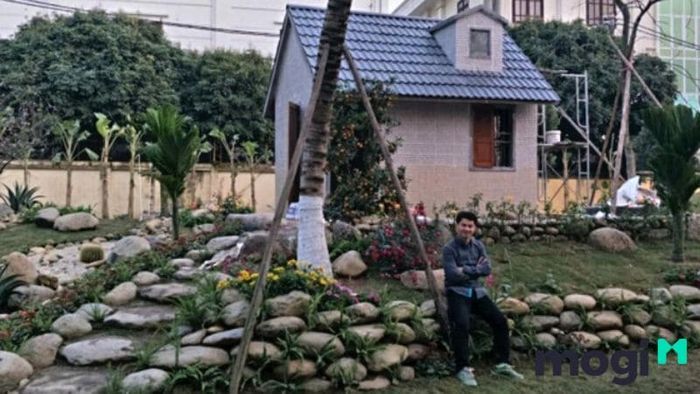 Hình ảnh ngôi nhà trong quá trình thi công, với những công đoạn hoàn thiện đang được thực hiện.