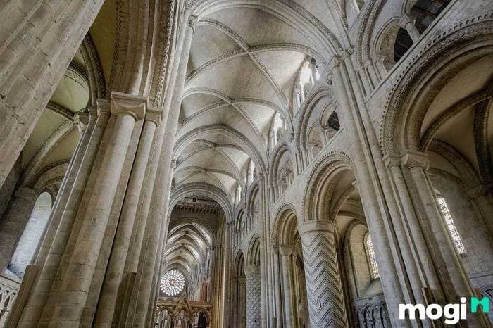Cột trong kiến trúc Romanesque thường được xây dựng nguyên khối, tạo sự chắc chắn và vững chãi cho công trình.