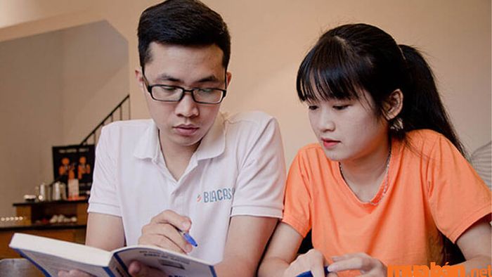 Công việc gia sư tại nhà mang lại nhiều lợi ích, giúp bạn vừa kiếm thêm thu nhập vừa phát triển kỹ năng giảng dạy và giao tiếp.