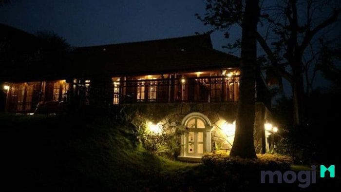 Hình ảnh biệt phủ vào ban đêm, với ánh sáng huyền bí, tạo nên một không gian yên tĩnh và ấm cúng.