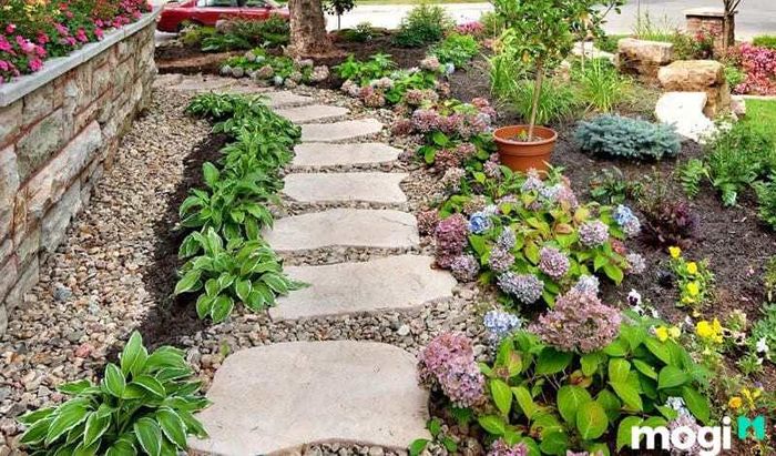 Bồn hoa đẹp trước cửa nhà