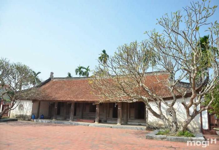 Chất liệu chủ yếu dùng để xây dựng là gỗ tự nhiên