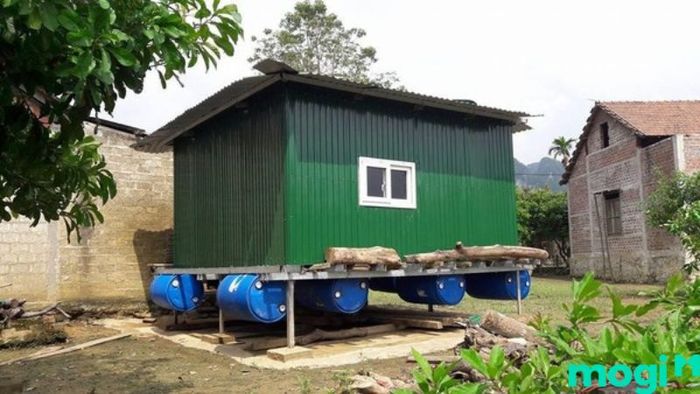 Nhà sàn chống lũ là kiểu nhà được xây dựng để bảo vệ cư dân trong mùa lũ, với cấu trúc vững chắc giúp giảm thiệt hại do ngập lụt gây ra.