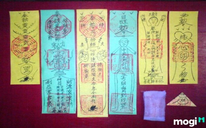 Tránh thuê phòng có bùa chú dán ở cửa chính
