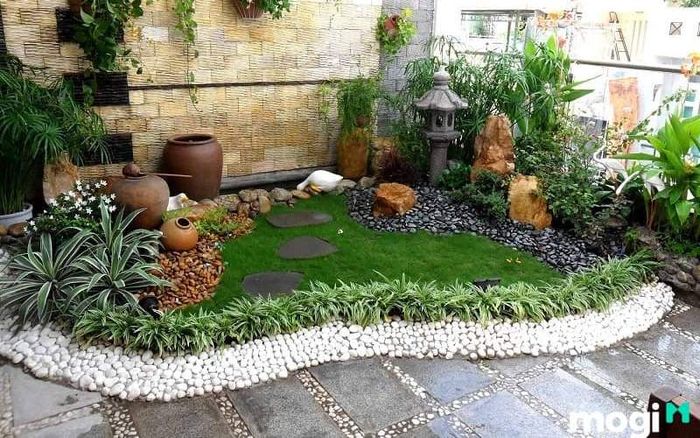 Bồn hoa đẹp trước cửa nhà