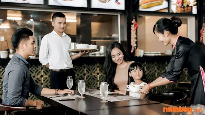 Nhân viên phục vụ phải sở hữu kỹ năng chăm sóc khách hàng xuất sắc để tạo ấn tượng tốt cho khách hàng.