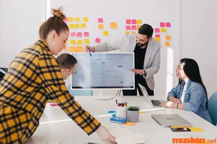 Giám sát và triển khai các dự án công nghệ trong doanh nghiệp