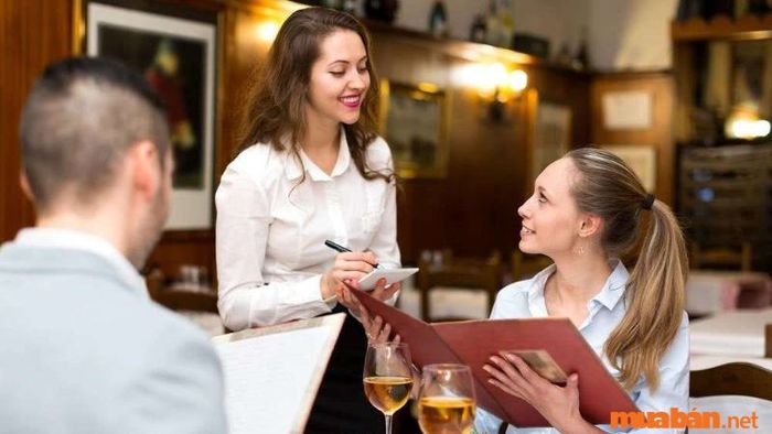 Nhân viên phục vụ nhà hàng là ai?