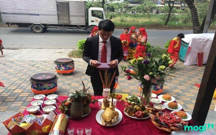Lễ cúng khai trương đầu năm nên được thực hiện ở ngoài sân