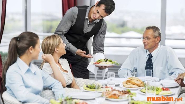 Nhân viên phục vụ nhà hàng cần phải thành thạo kỹ năng giao tiếp hiệu quả