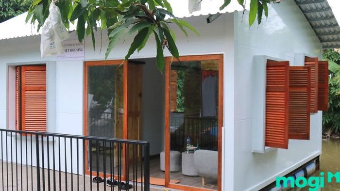 Nhà nổi chống lũ là kiểu nhà được xây dựng để nổi trên mặt nước khi có lũ, bảo vệ các khu vực sinh sống và tài sản khỏi bị ngập.
