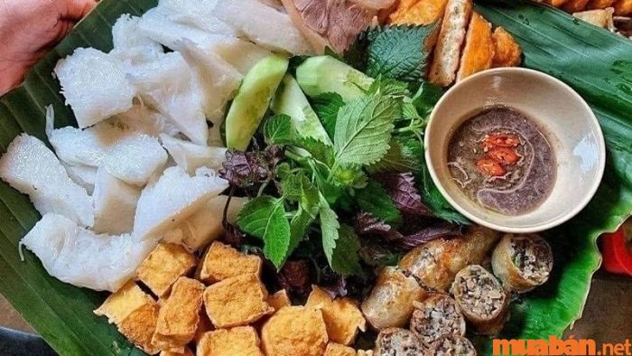 Bạn đang phân vân không biết ăn gì ở Nha Trang? Đừng bỏ qua món bún đậu mắm tôm thơm ngon, đậm đà hương vị đặc trưng của miền Bắc.