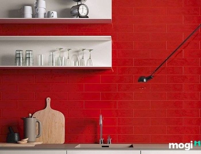 Gạch thẻ màu đỏ mang lại vẻ đẹp sang trọng và cuốn hút cho mọi không gian. Đây là lựa chọn tuyệt vời để tạo sự nổi bật, thêm phần ấm áp và tinh tế cho căn nhà.