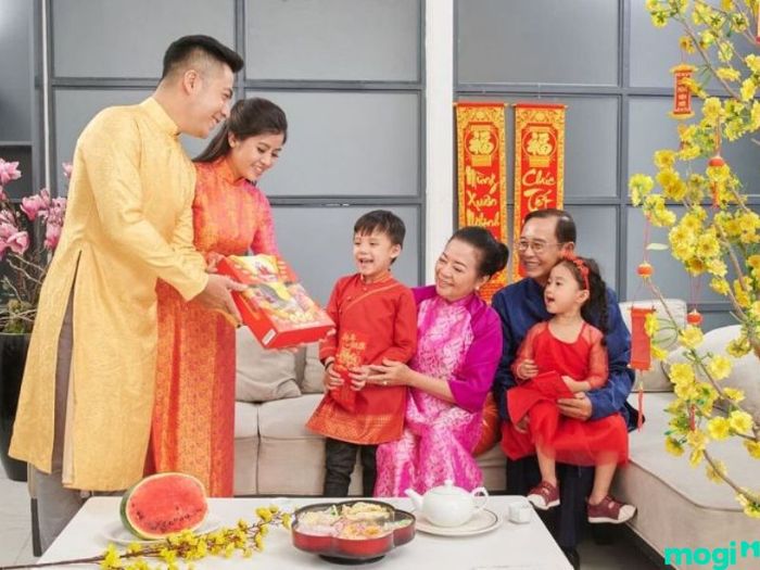 Có thể tự xông đất cho gia đình mình không?