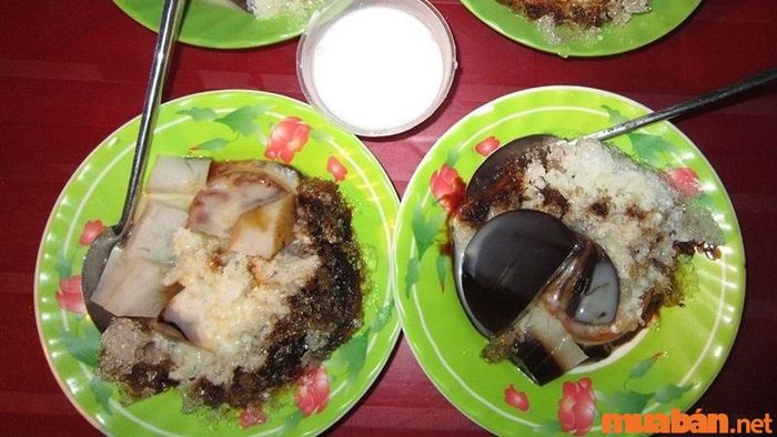 Khi đến Nha Trang, đừng bỏ qua món ăn vặt nổi tiếng – bánh flan, một lựa chọn tuyệt vời cho những ai yêu thích hương vị ngọt ngào đặc trưng của vùng đất này.