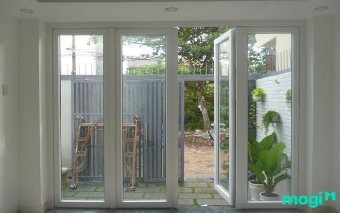 Khi chọn kích thước cửa, cần lưu ý đến vật liệu sử dụng
