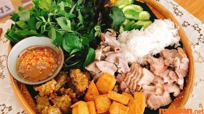 Khi đến Nha Trang, bạn không thể bỏ qua món bún đậu mắm tôm – một món ăn đặc sản không chỉ nổi bật ở miền Bắc mà còn được yêu thích khắp mọi nơi, trong đó có Nha Trang.